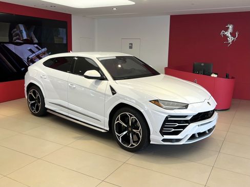 Used 2022 Lamborghini Urus image 1