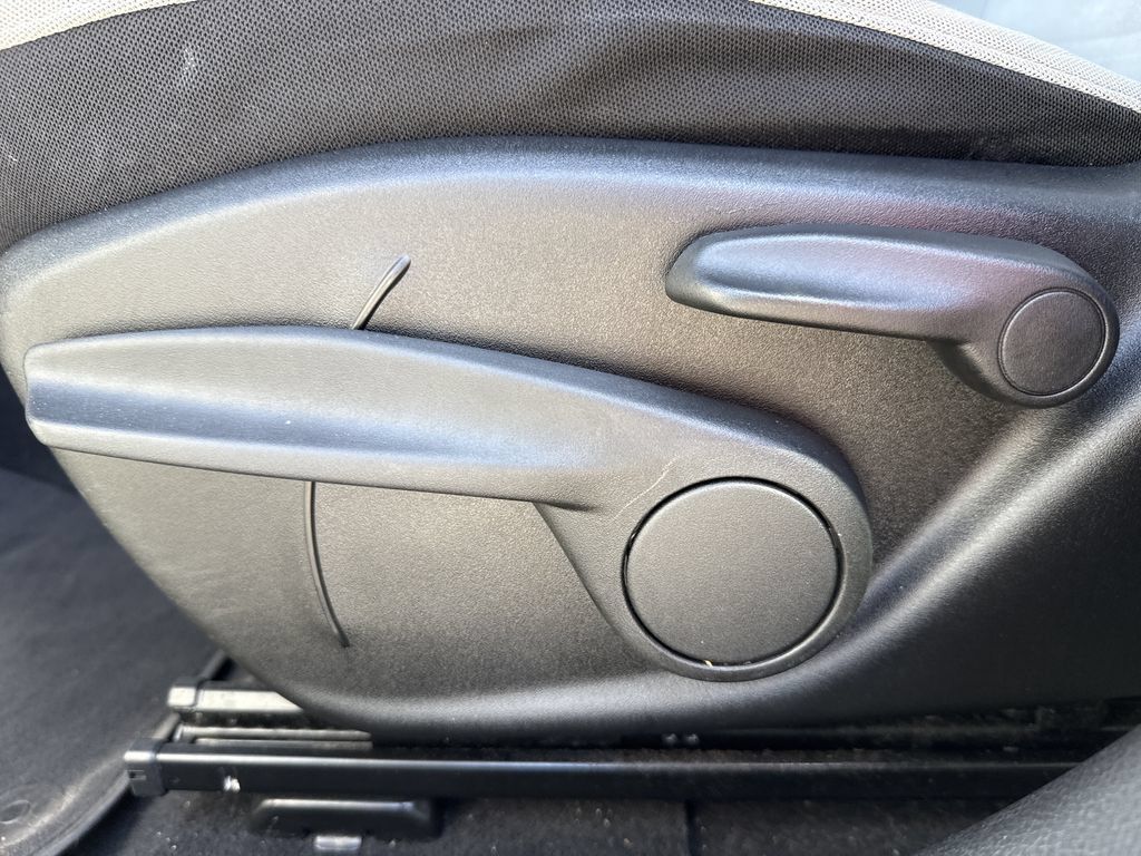 Used 2018 Jeep Renegade Latitude FWD image 12