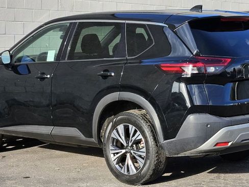 Used 2021 Nissan Rogue SV image 3