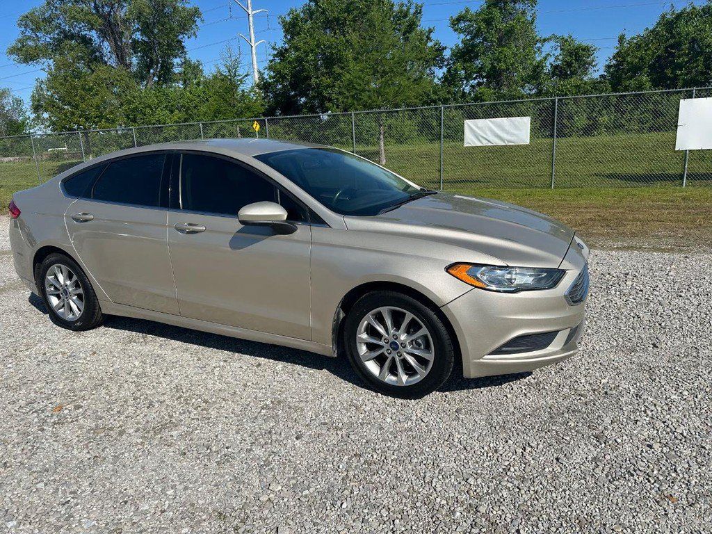 Used 2017 Ford Fusion SE w/ Fusion SE Technology Package FWD image 2