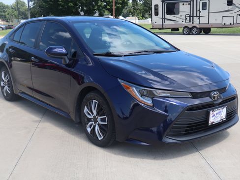 Used 2023 Toyota Corolla LE w/ Carpet Mat Package (TMS) FWD image 3