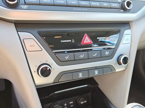 Used 2017 Hyundai Elantra SE FWD image 24