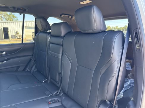 Used 2025 Lexus LX 600 4WD w/ Premium Package image 25