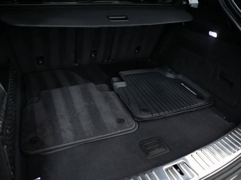 Certified 2023 Porsche Cayenne Platinum Edition image 31