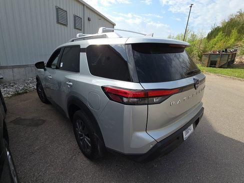 Used 2022 Nissan Pathfinder SV image 4
