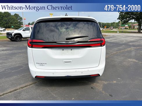 Used 2023 Chrysler Pacifica Touring-L FWD image 6