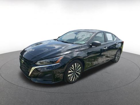 Used 2025 Nissan Altima 2.5 SV FWD image 3