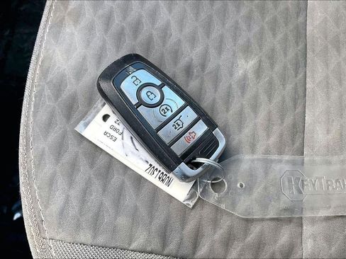 Used 2022 Ford Escape SE w/ SE Sport Appearance Package image 36