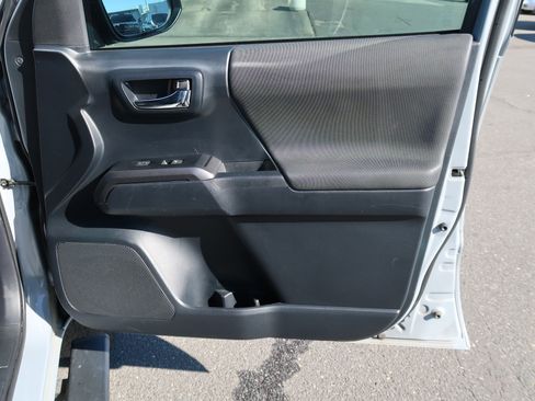 Used 2019 Toyota Tacoma TRD Off-Road image 44