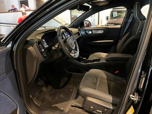 Used 2023 Volvo C40 P8 Recharge Ultimate image 9