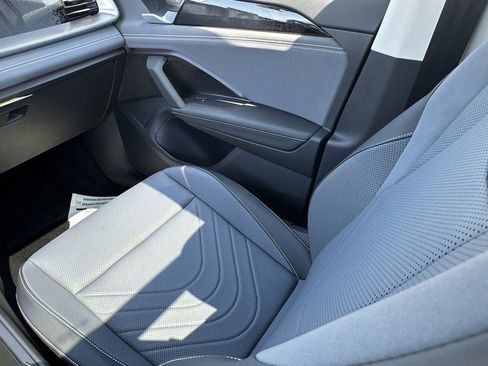 New 2025 Volkswagen Tiguan SE image 13