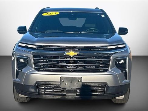 Used 2025 Chevrolet Traverse LT image 3
