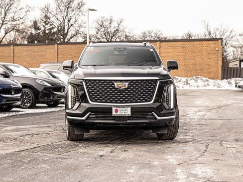 Used 2025 Cadillac Escalade Luxury image 3