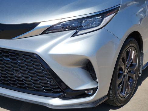 Used 2023 Toyota Sienna XSE image 11