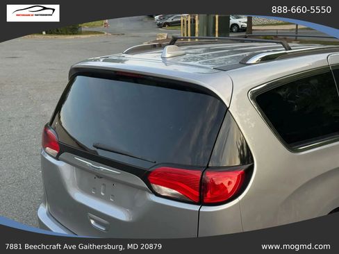 Used 2017 Chrysler Pacifica Touring-L FWD image 5
