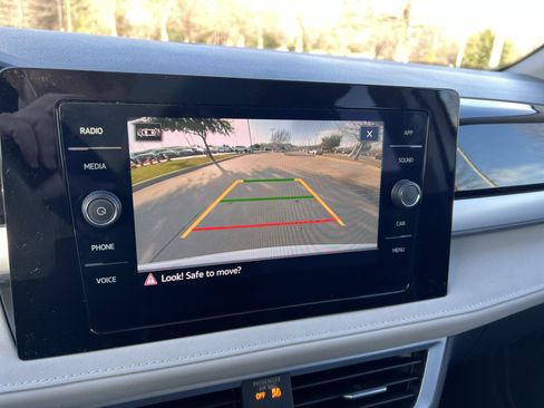 Certified 2025 Volkswagen Taos SE w/ Panoramic Sunroof Package image 23