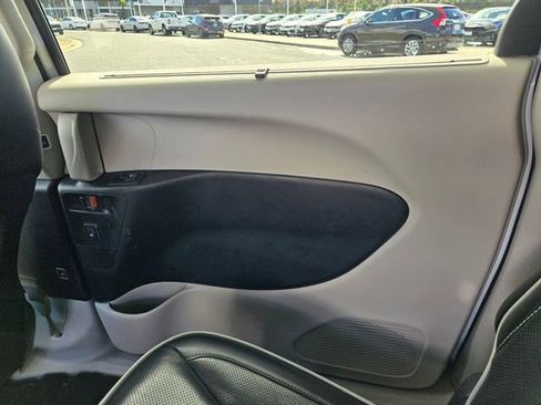 Used 2023 Chrysler Pacifica Limited image 14