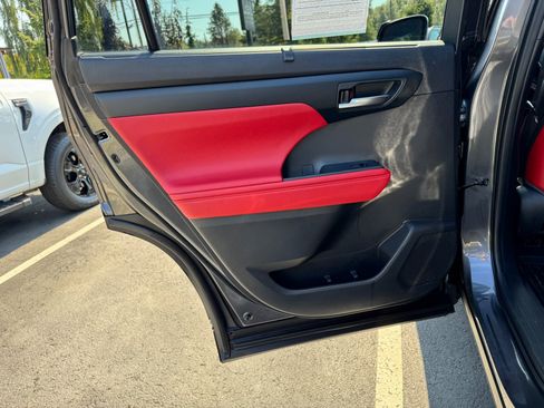 Used 2021 Toyota Highlander XSE image 39