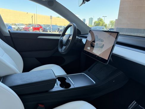 Used 2024 Tesla Model Y 2WD image 42