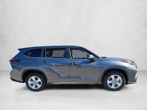Used 2024 Toyota Highlander LE image 4