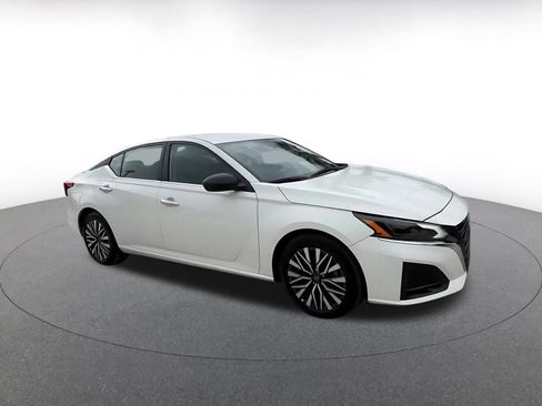 Used 2025 Nissan Altima 2.5 SV FWD image 2