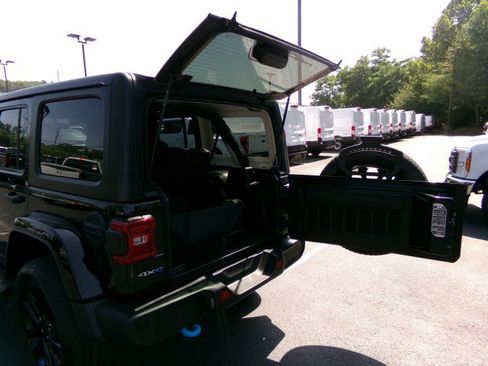 Used 2023 Jeep Wrangler Unlimited Sahara AWD/4WD image 25