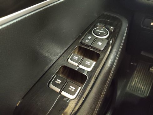 Used 2019 Kia Sorento S FWD image 27