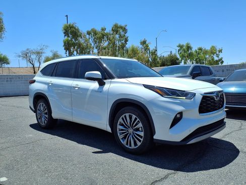 Used 2021 Toyota Highlander Platinum FWD image 3