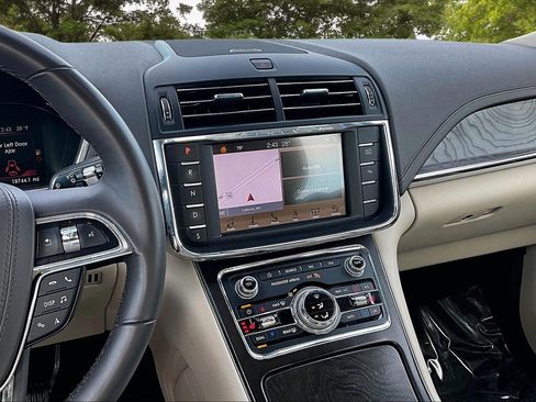 Used 2019 Lincoln Continental Select image 9