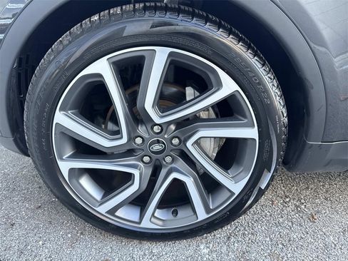 Used 2025 Land Rover Discovery S image 12