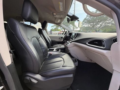 Used 2024 Chrysler Pacifica Touring-L FWD image 11