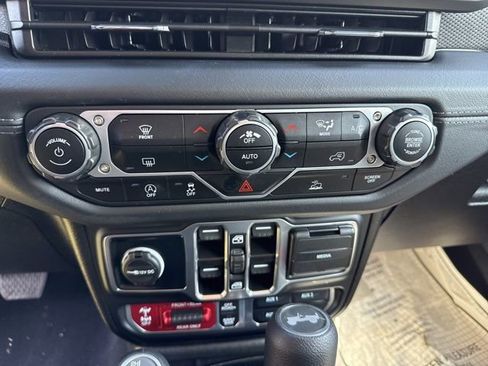 Used 2025 Jeep Wrangler Unlimited Rubicon AWD/4WD image 13