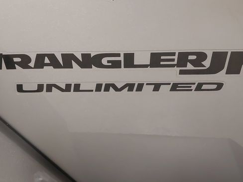 Used 2018 Jeep Wrangler Unlimited Sahara image 17