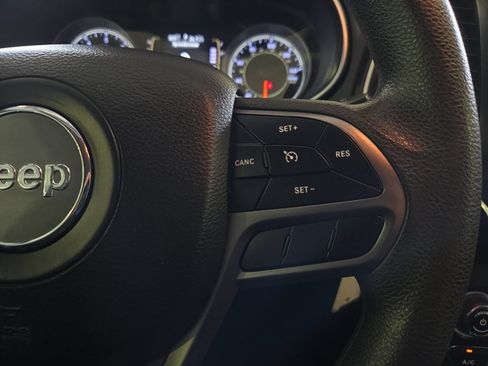 Used 2020 Jeep Cherokee Latitude FWD image 16