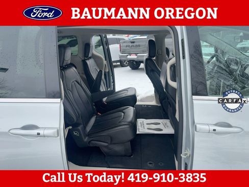 Used 2024 Chrysler Pacifica Touring-L FWD image 17