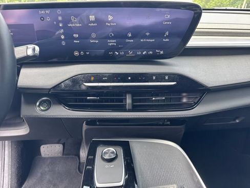 Used 2025 Buick Enclave Preferred AWD/4WD image 28