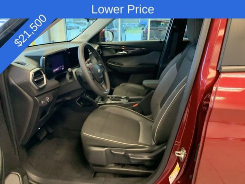 Used 2025 Chevrolet TrailBlazer LT AWD/4WD image 3