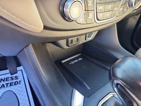 Used 2022 Chevrolet Traverse LT image 23