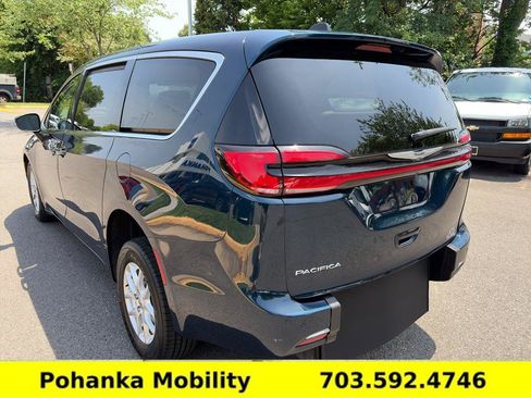 Used 2023 Chrysler Pacifica Touring-L FWD image 5