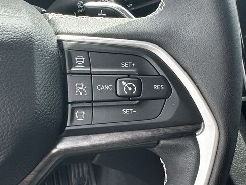 Used 2023 Jeep Grand Cherokee Limited w/ Luxury Tech Group II AWD/4WD image 23