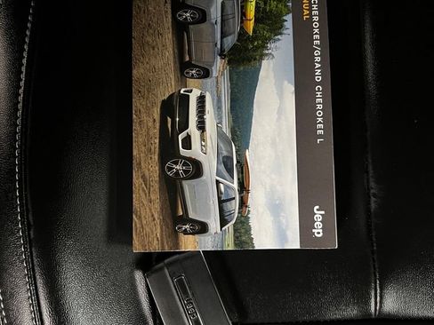 Used 2023 Jeep Grand Cherokee Limited AWD/4WD image 40
