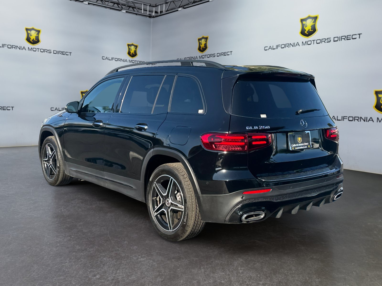 Used 2024 Mercedes-Benz GLB 250 w/ AMG Night Package image 3