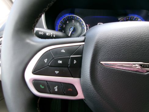 Used 2024 Chrysler Pacifica Touring-L FWD image 11