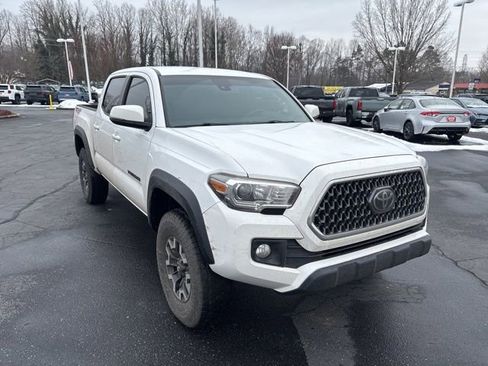 Used 2019 Toyota Tacoma TRD Off-Road w/ Technology Package image 3
