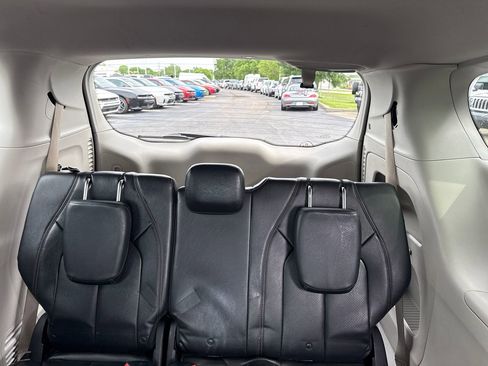 Used 2018 Chrysler Pacifica Touring-L Plus FWD image 14