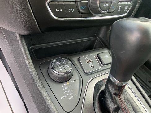 Certified 2021 Jeep Cherokee Trailhawk w/ Trailer Tow Group image 17