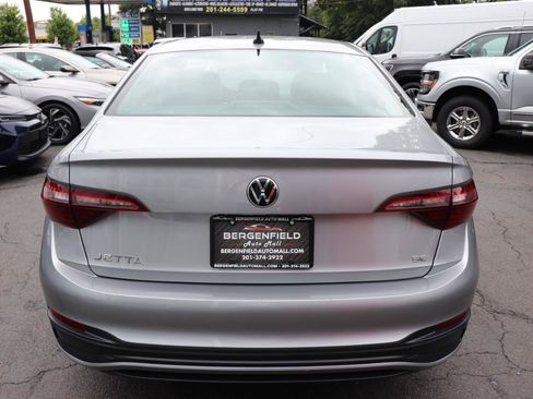 Used 2024 Volkswagen Jetta SE FWD image 4