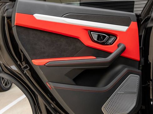 Used 2022 Lamborghini Urus AWD/4WD image 33