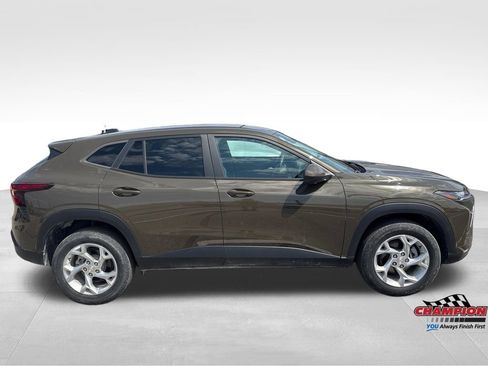 Used 2024 Chevrolet Trax LS w/ LS Convenience Package FWD image 6
