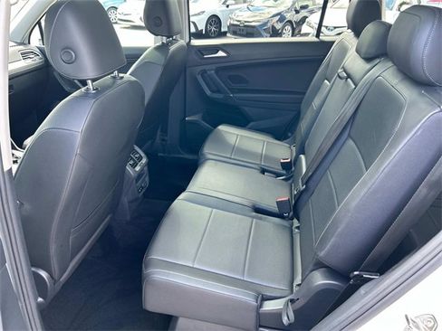 Used 2020 Volkswagen Tiguan SE w/ Panoramic Sunroof Package image 18